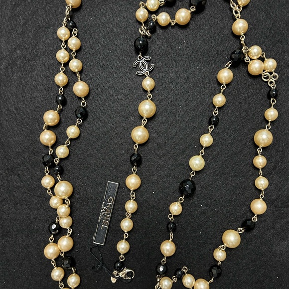**SOLD**
NWT Vintage CHANEL Faux Pearl and CC Logo Necklace - Picture 5 of 7